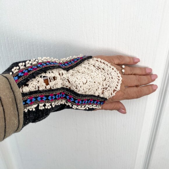 🎬✨ Umbrella Academy - BKE - Long Sleeve with Boho Lace Sleeves - Picture 2 of 9